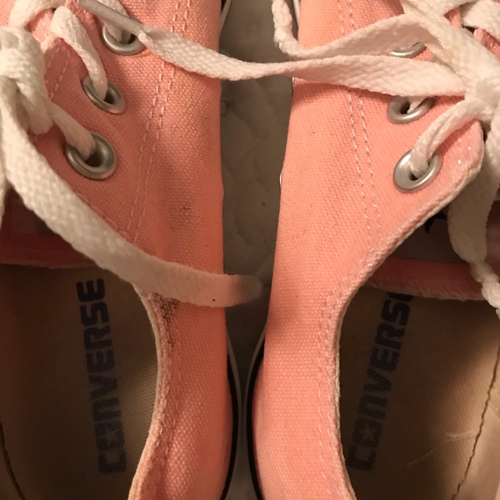 Converse pink tennis shoes